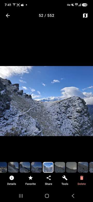 Screenshot: full-screen photo viewer